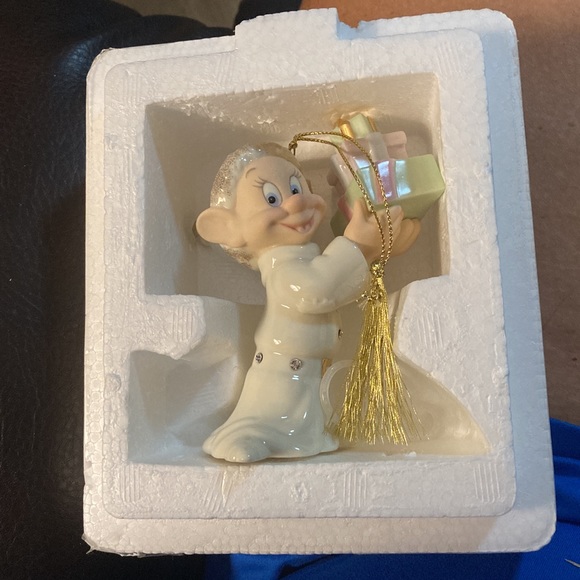 LENOX DOPEY’S HOLIDAY SURPRISE CHRISTMAS ORNAMENT NEW W/ CERT. OF AUTHENTICITY - Picture 3 of 12